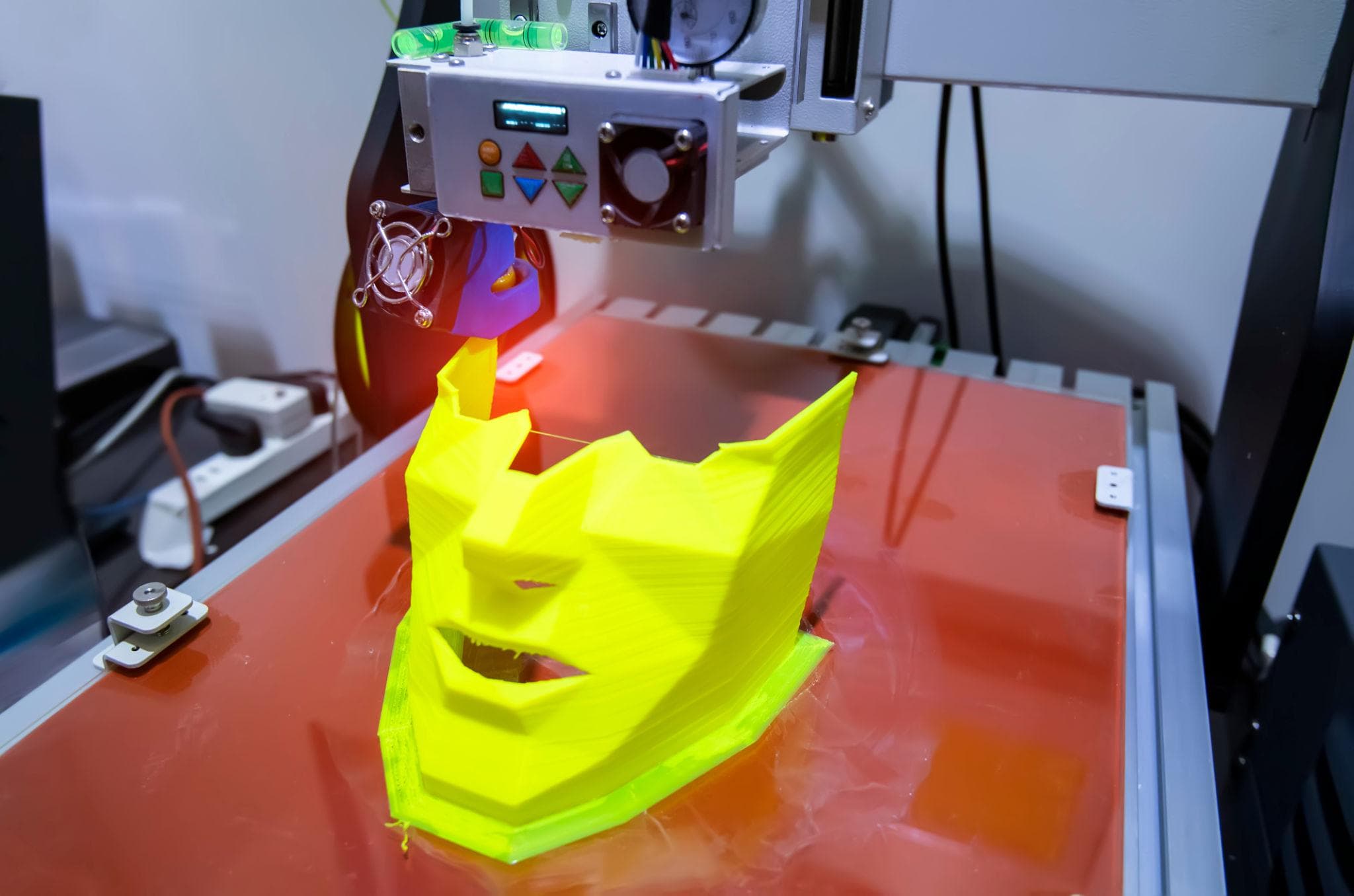Rumena 3D tiskana maska med tiskanjem v 3D tiskalniku