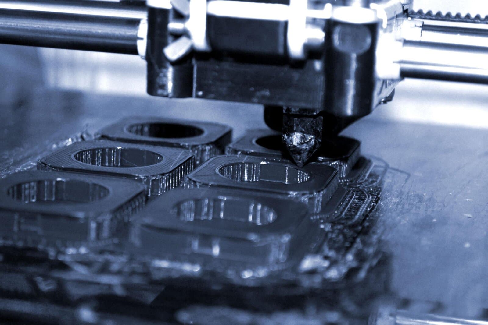 3D tiskalnik med tiskanjem več manjših kosov na tiskalni mizi