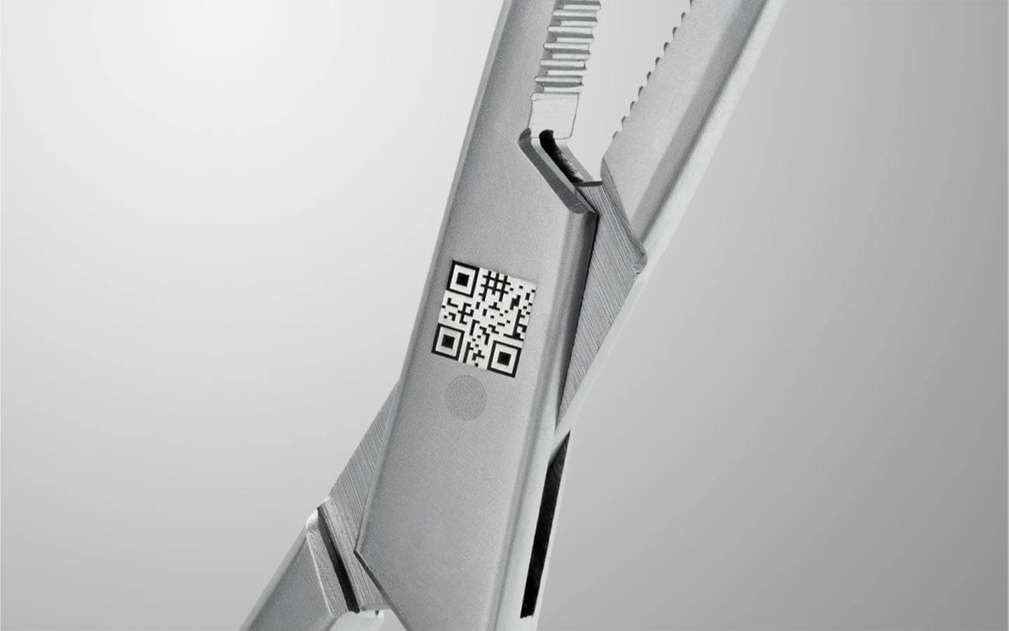 QR koda označena z MOPA laserjem na kovinskem orodju
