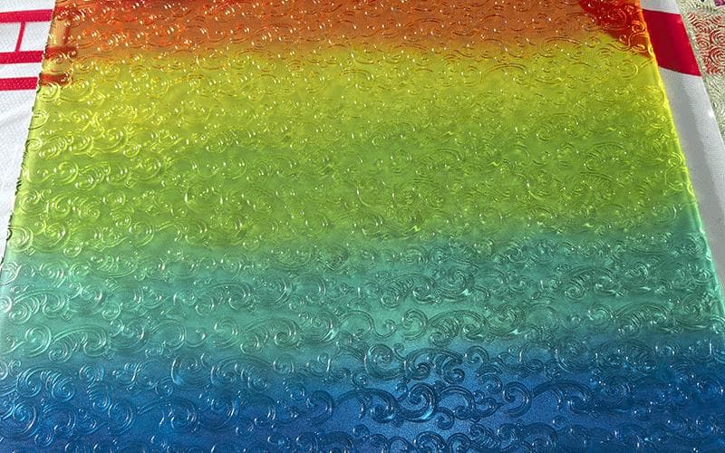 Mavrični UV potisk z reliefnim vzorcem na akrilu